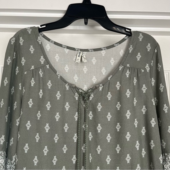 Mudd 3/4 Sleeve Bell Green Patterned Blouse. - Picture 5 of 6